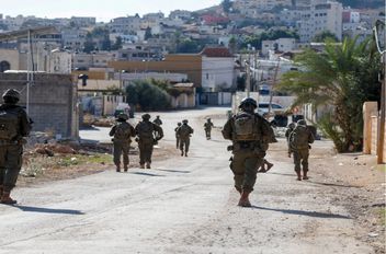 جنود إسرائيليون يسيرون خلال عملية في طوباس بالضفة الغربية المحتلة