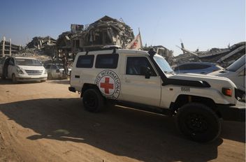 سيارة تابعة للصليب الأحمر في مدينة غزة