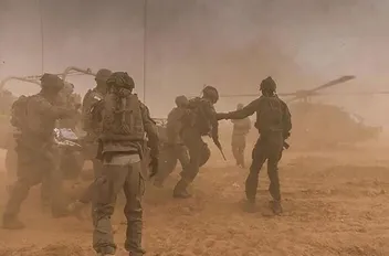 إعلام عبري: إصابة ثلاثة جنود إسرائيليين بجروح خطيرة في اشتباكات برفح
