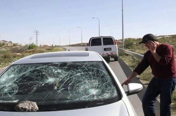 مستوطنون يهاجمون مركبات الفلسطينيين بالحجارة في الخليل
