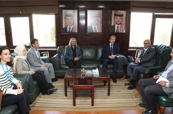 أكد وزير المياه والري المهندس رائد أبو السعود، اليوم الخميس، خلال لقائه الممثل المقيم لصندوق الأمم المتحدة للطفولة (اليونيسف) في الأردن مارك روبن، ونائبة الممثل المقيم شيروز ماوجي، بحضور عدد من مسؤول