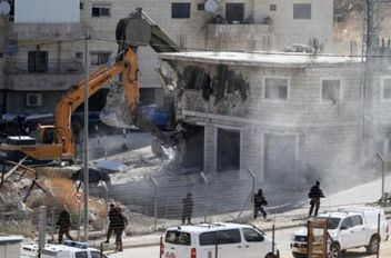 اعتداءات متكررة من الاحتلال بالضفة الغربية تُسفر عن إصابات وأضرار بالممتلكات
