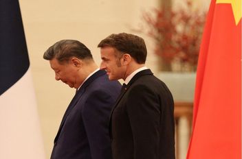 الرئيس الصيني شي جينبينغ (يسار) والرئيس الفرنسي إيمانويل ماكرون