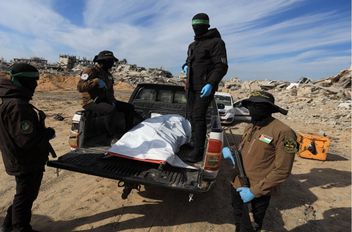 جثة المحتجز محملة في مركبة قبل تسليمها إلى الصليب الأحمر