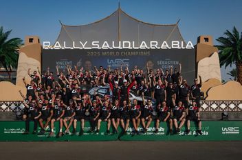 الوكيل الإخباري-  احتفل فريق تويوتا جازو للسباقات بنهاية موسمٍ مثيرة في أول نسخةٍ من رالي السعودية، بعد أن حقق سيباستيان أوجييه ومساعده فنسان لانديه المركز الثالث على متن سيارة تويوتا جي آر يارس رالي1