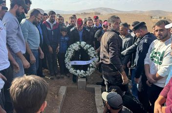 مندوبًا عن مدير الأمن العام اللواء الدكتور عبيدالله المعايطة، شارك نائب مدير شرطة محافظة الزرقاء العقيد قيس الخصاونة بتشييع جثمان الرقيب أحمد جهاد محمود ياسين من مرتب قيادة درك الشرق، إلى مقبرة السخنة