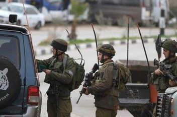 الاحتلال ينصب حاجزا عسكريا في بلدة الخضر
