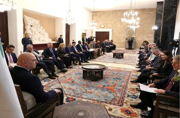 الرئيس اللبناني جوزاف عون يتحدث مع وفد مجلس الأمن في القصر الرئاسي اللبناني