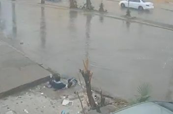 فيديو .. فتاة كادت أن تفقد حياتها في شارع الإذاعة بحفرة غمرتها المياه