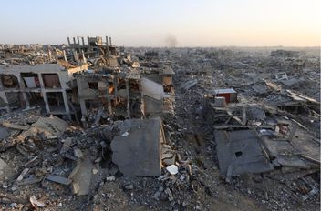 يواصل جيش الاحتلال الإسرائيلي، خروقاته في قطاع غزة، ويكثف من عمليات نسف مبانٍ في خان يونس جنوب قطاع غزة.

وأفادت وكالة الأنباء الفلسطينية الرسمية، بأن آليات الاحتلال تواصل إطلاق النار في مناطق شرق خان