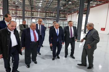 رئيس الوزراء جعفر حسَّان يرافقه رئيس الوزراء الأسبق عبد الرؤوف الروابدة / رئيس مجلس إعمار إربد.
