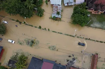 أعلنت السلطات التايلندية عن ارتفاع حصيلة عدد ضحايا الفيضانات والأمطار الغزيرة التي ضربت البلاد الأسبوع الماضي إلى 176 شخصا.
وبحسب وكالة الأنباء التايلندية، أطلقت الحكومة عمليات إغاثة واسعة بسبب هذه ا