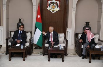 خلال لقائه وفدا من أبناء عشيرة الكردي
