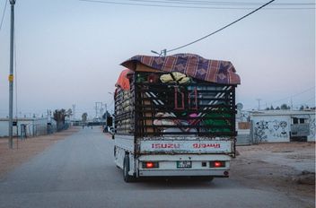 قالت مفوضية الأمم المتحدة لشؤون اللاجئين، الاثنين، إن أكثر من ثلاثة ملايين سوري عادوا إلى ديارهم منذ سقوط نظام بشار الأسد قبل عام، لكن انخفاض التمويل العالمي قد يثني آخرين عن العودة.

وأضافت المفوضية