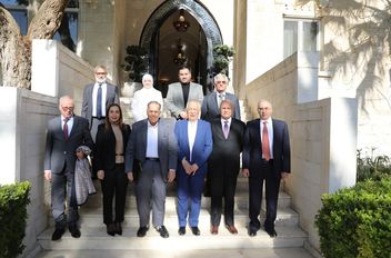 رئيس الديوان الملكي يلتقي وفدا من جماعة عمان لحوارات المستقبل