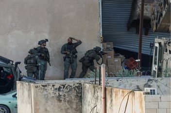 جنود إسرائيليون يتخذون مواقعهم خلال مداهمة في جنين