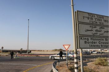 طريق يؤدي إلى "معبر اللنبي".