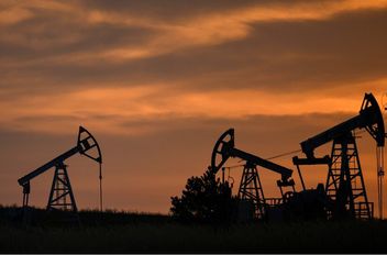 وبحلول الساعة 06:35 بتوقيت موسكو، جرى تداول العقود الآجلة للخام الأمريكي "غرب تكساس الوسيط" لشهر يناير المقبل عند 58.75 دولار للبرميل بانخفاض طفيف نسبته 0.22% عن سعر الإغلاق السابق.

فيما تم تداول الع