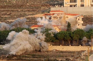 الدخان يتصاعد من موقع غارة جوية إسرائيلية استهدفت قرية المجادل في جنوب لبنان