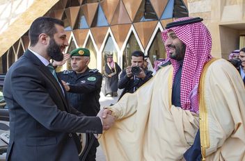 ولي العهد السعودي الأمير محمد بن سلمان يستقبل الرئيس السوري أحمد الشرع