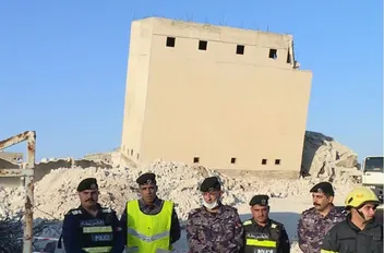 كوادر الأمن العام تتواجد قرب مبنى انهار في منطقة حوارة بمدينةإربد وأدى لوفاة شخص. 11/3/2025