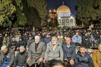 فلسطينيون يؤدون صلاتي العشاء والتراويح في المسجد الأقصى