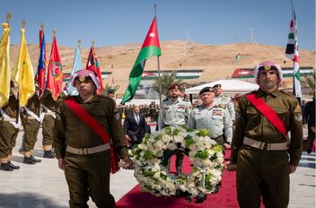 الملك وولي العهد يقرآن الفاتحة على أرواح الشهداء