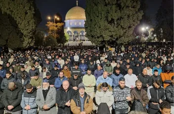 فلسطينيون يؤدون صلاتي العشاء والتراويح في المسجد الأقصى المبارك