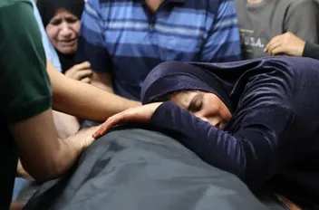 فلسطينية تبكي شهيدًا من عائلتها في مجمع الشفاء الطبي بمدينة غزة