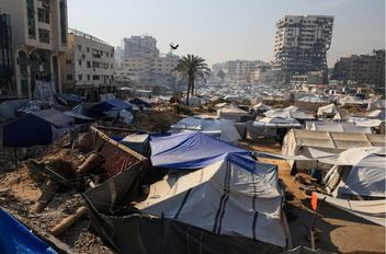 فلسطينيون نزحوا بسبب الهجوم الإسرائيلي