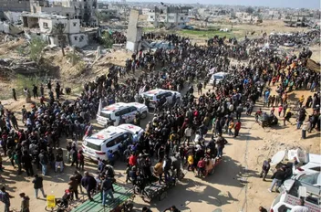 فلسطينيون يحيطون بمركبات اللجنة الدولية للصليب الأحمر في خان يونس جنوب قطاع غزة