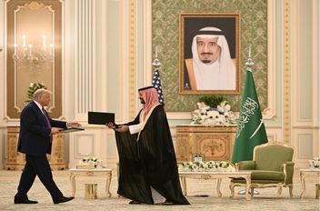 ولي العهد السعودي الأمير محمد بن سلمان يتبادل الملفات مع الرئيس الأميركي دونالد ترامب خلال اجتماع ثنائي في الرياض