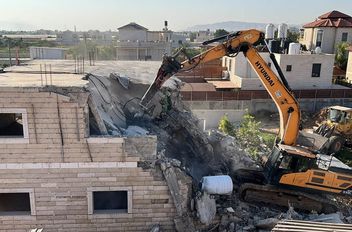 هدف منازل الفلسطينيين على يد سلطات الاحتلال