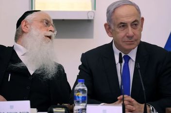 نتنياهو في اجتماع سابق لحكومته وإلى جانبه وزير شؤون القدس والتراث مئير بروش
