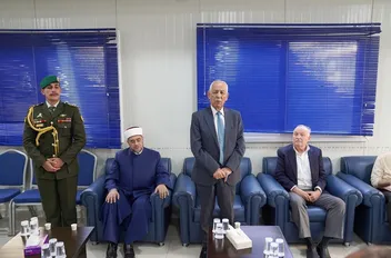 مندوبا عن الملك وولي العهد .. العيسوي يعزي آل شقم
