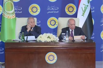 وزير الخارجية العراقي فؤاد حسين والأمين العام لجامعة الدول العربية أحمد أبو الغيط