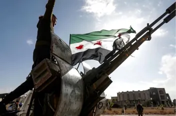 أعلن وزير الدفاع السوري اللواء مرهف أبو قصرة، السبت، دمج الوحدات العسكرية كافة ضمن وزارة الدفاع السورية.

وبحسب ما ذكرت وكالة الأنباء السورية "سانا"، قال أبو قصرة: "إلى أبناء سوريا الأحرار، لقد بدأنا