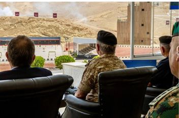 جلالة الملك خلال متابعة التمرين