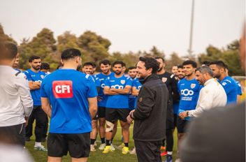 ولي العهد خلال متابعته تمرينا للمنتخب الوطني