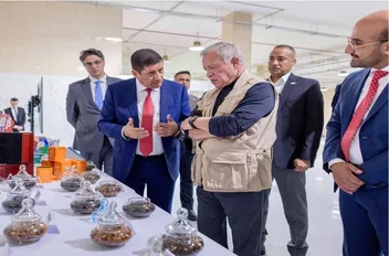 الملك يزور ثلاثة مصانع إنتاجية في مدينة الموقر الصناعية