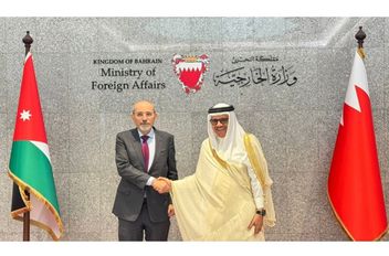 وزير الخارجية وشؤون المغتربين أيمن الصفدي مع وزير الخارجية البحريني عبداللطيف بن راشد الزياني