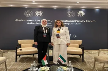 وزيرة التنمية الاجتماعية الأردنية وفاء بني مصطفى ونظيرتها السورية وزيرة الشؤون الاجتماعية والعمل هند قبوات خلال أعمال المنتدى الدولي للأسرة في تركيا