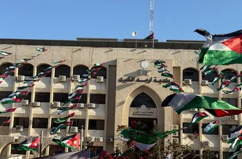 بلدية إربد تنهي تزيين معالم المدينة وطرقها احتفاءً بعيد الاستقلال