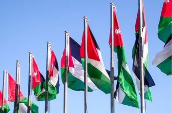 أعلام الأردن مرفوعة خارج مبنى البرلمان في العبدلي
