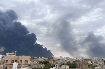 آثار القصف على المطار