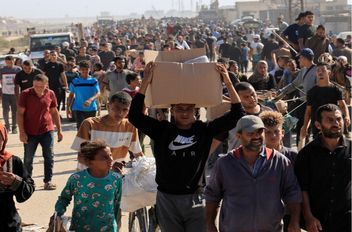 فلسطينيون يسعون للحصول على مساعدات في غزة