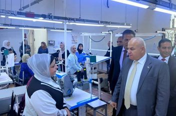 جانب من زيارة وزير العمل للفروع الإنتاجية