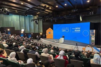 سمو ولي العهد خلال افتتاحه فعاليات منتدى تواصل 2025