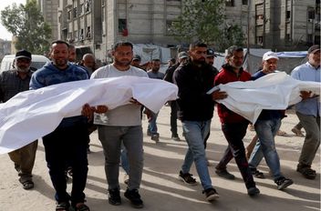 فلسطينيون يشيعون جثامين شهداء في غزة