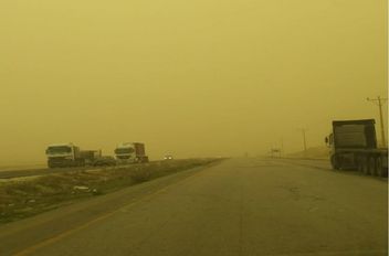 صورة أرشيفية لغبار كثيف في شارع رئيسي